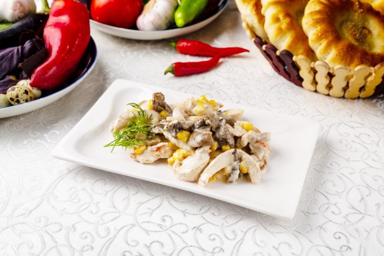 Салат с курицей, кукурузой и грибами