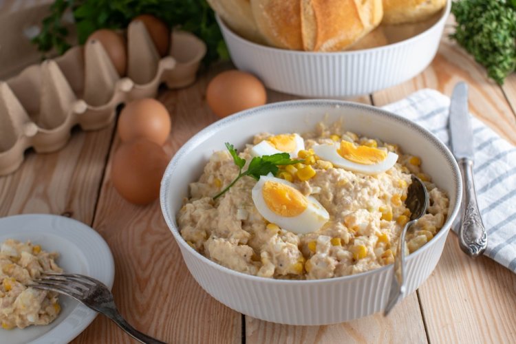 Салат с кукурузой и тунцом