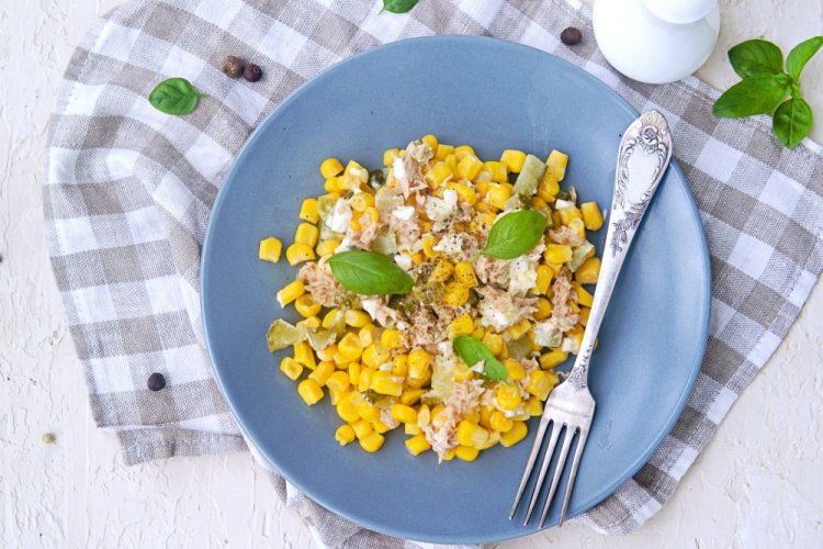 Салат с кукурузой и шпротами