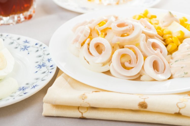 Салат с кальмарами и кукурузой