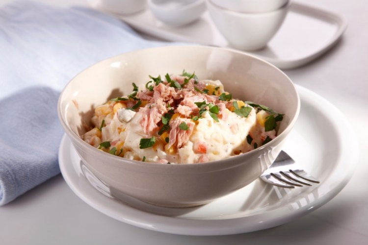 Салат с кукурузой и рыбными консервами