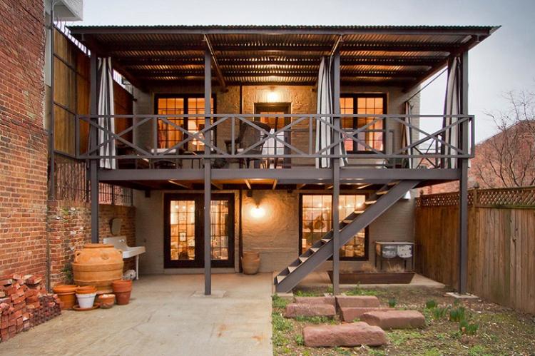 Как оформить крыльцо частного дома - Металлическое крыльцо