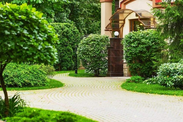 Как оформить крыльцо частного дома - Открытое крыльцо с навесом