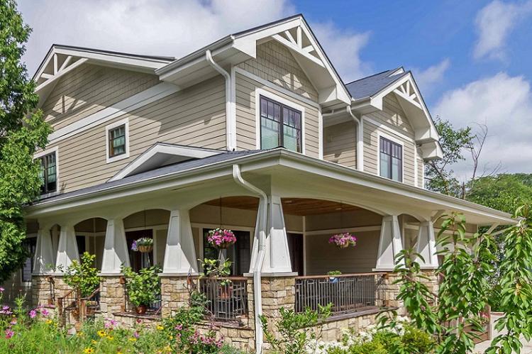 Как оформить крыльцо частного дома - Крыльцо-терраса с ограждением