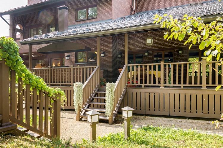 Как оформить крыльцо частного дома - Крыльцо с клумбами