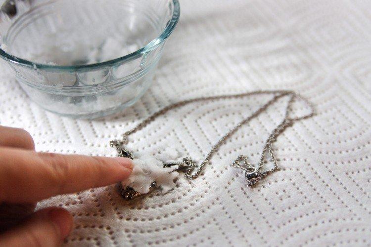 Мел и нашатырь - Как почистить серебряную цепочку в домашних условиях