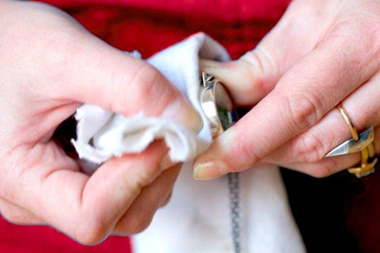 Желток яйца - Как почистить серебряную цепочку в домашних условиях