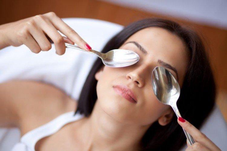 Холодные ложки - Как убрать мешки под глазами в домашних условиях