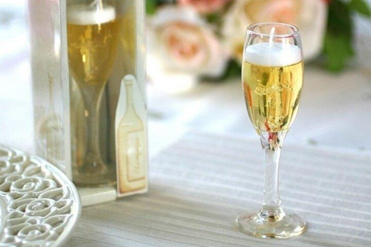 Прозрачные свечи в новогодних бокалах - Как украсить квартиру на Новый год 2020