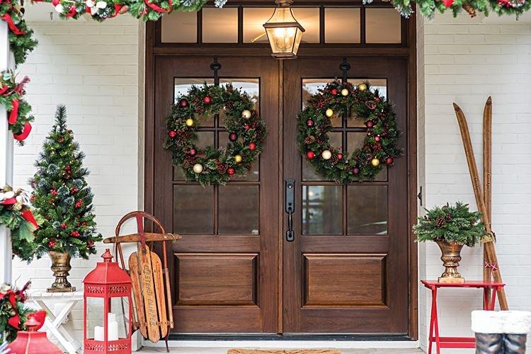 Как украсить входную дверь на Новый год - фото и идеи
