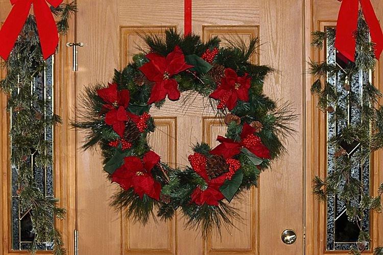 Как украсить входную дверь на Новый год - фото и идеи