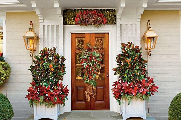 Как украсить входную дверь на Новый год - фото и идеи