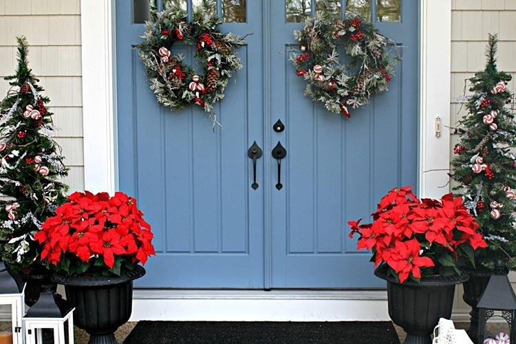 Как украсить входную дверь на Новый год - фото и идеи