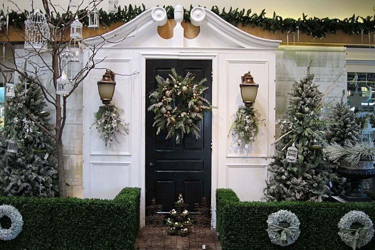 Как украсить входную дверь на Новый год - фото и идеи