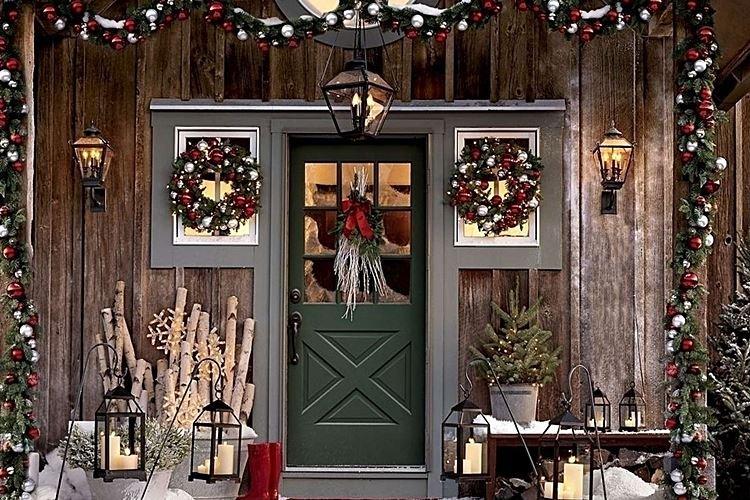 Как украсить входную дверь на Новый год - фото и идеи