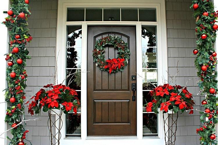 Как украсить входную дверь на Новый год - фото и идеи