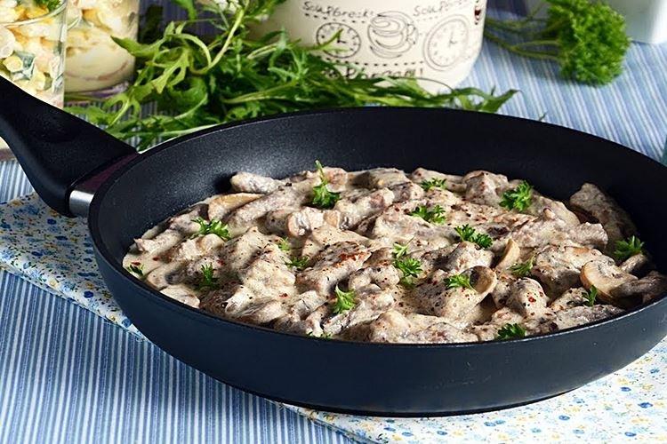 Бефстроганов из говядины с каперсами и зеленью - классический рецепт