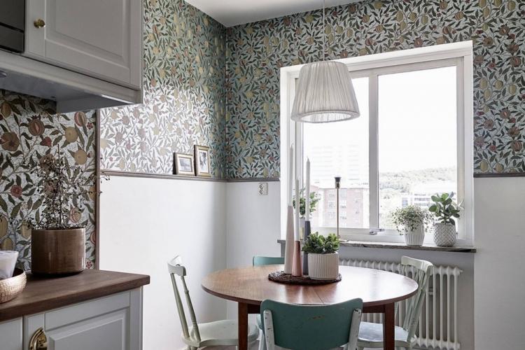 Вертикальное и горизонтальное комбинирование обоев на кухне