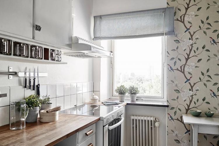 Комбинирование обоев в маленькой кухне