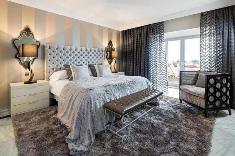 Вертикальное комбинирование обоев в спальне