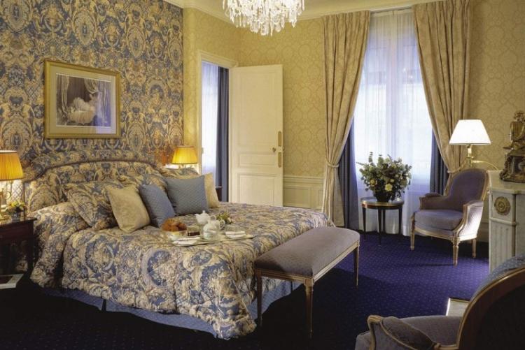 Комбинирование обоев с рисунком - Комбинирование обоев в спальне