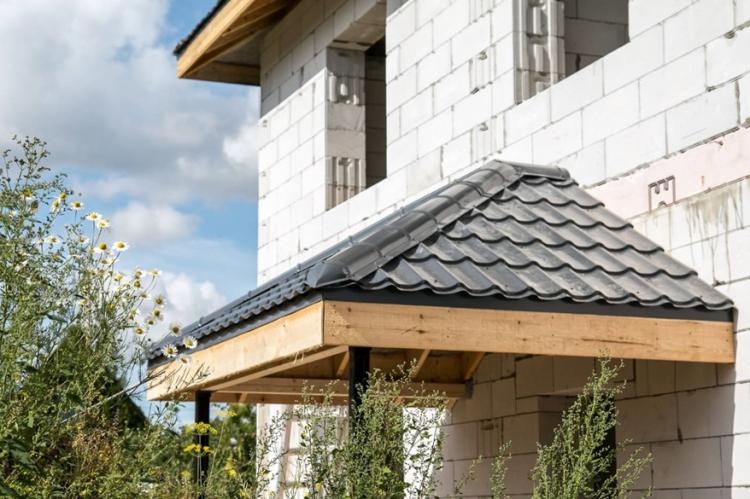 Козырек над крыльцом из металлочерепицы своими руками