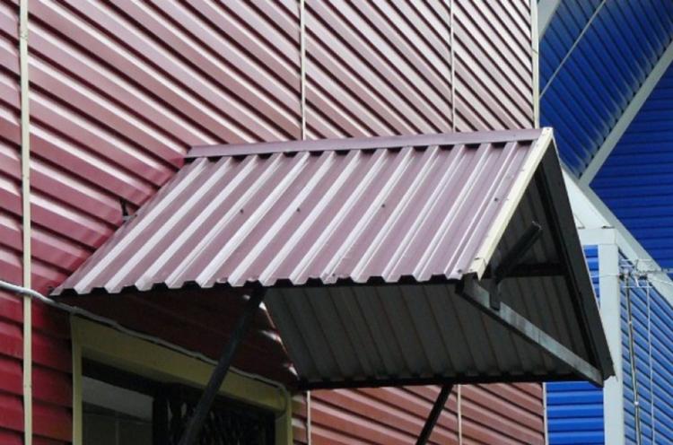 Козырек над крыльцом из профнастила своими руками