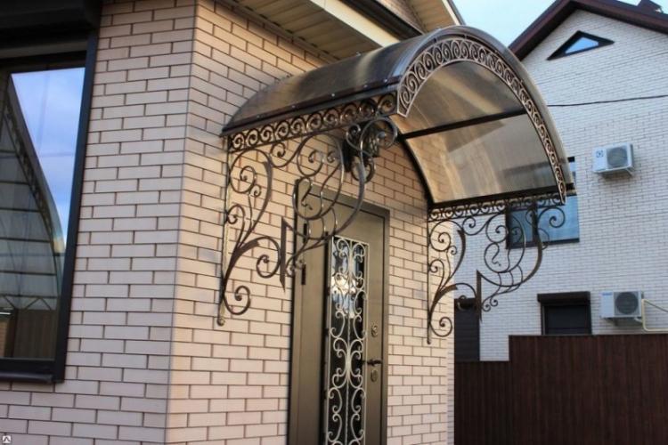 Козырек над крыльцом своими руками - фото-идеи