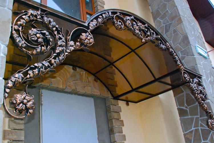 Козырек над крыльцом своими руками - фото-идеи