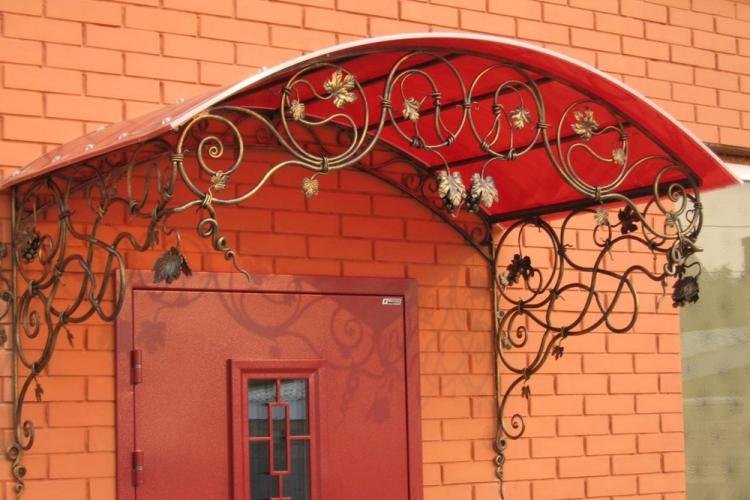 Козырек над крыльцом своими руками - фото-идеи