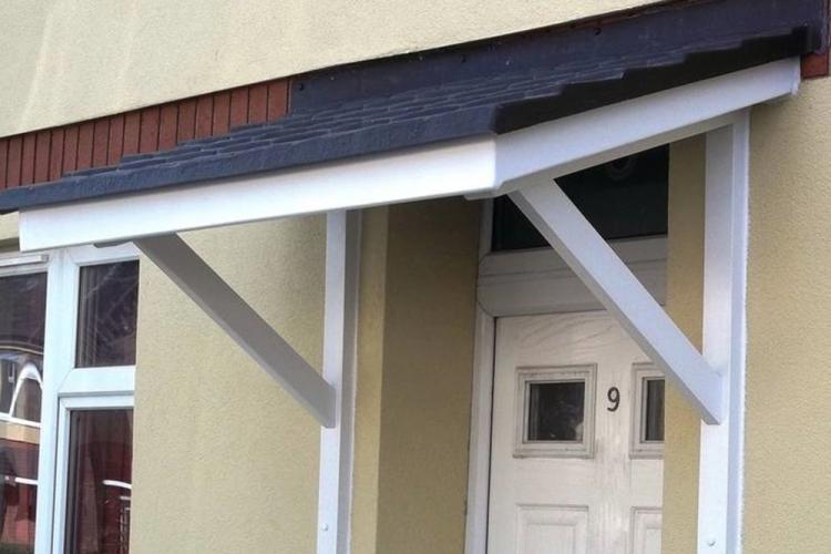 Козырек над крыльцом своими руками - фото-идеи