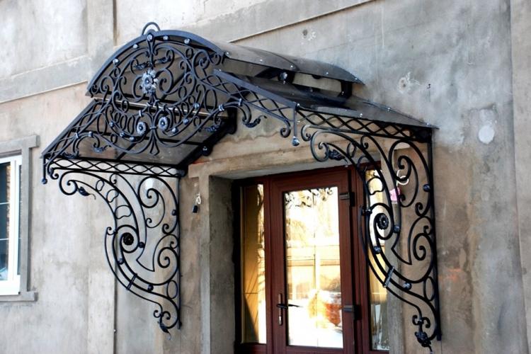 Козырек над крыльцом своими руками - фото-идеи