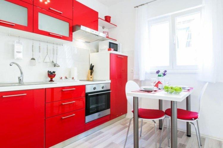 Красный цвет в интерьере кухни - фото