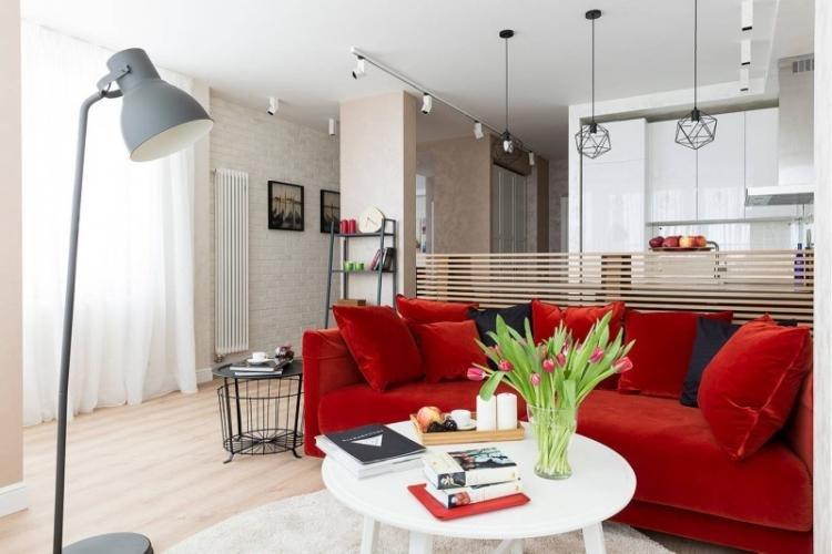Красный цвет в интерьере гостиной - фото