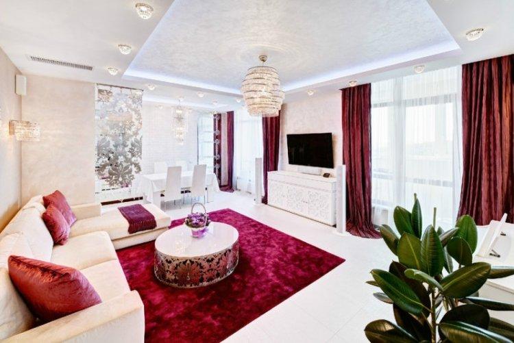 Красный цвет в интерьере гостиной - фото