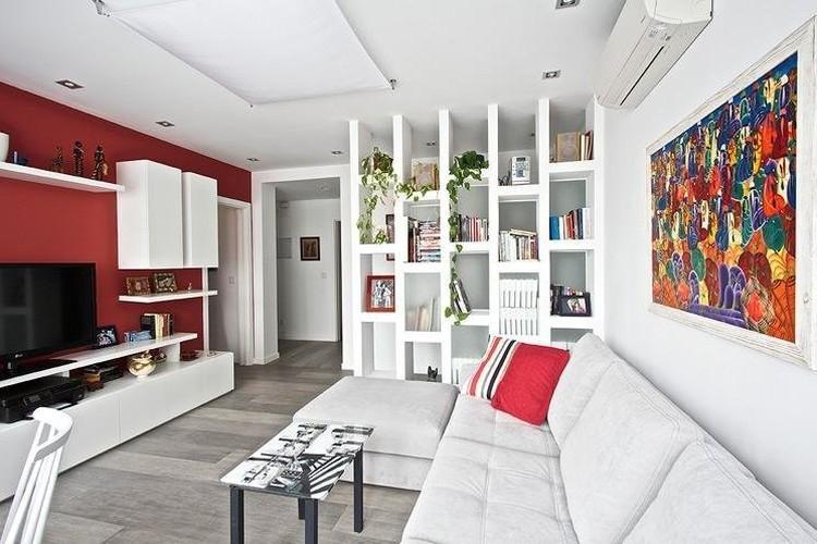 Красный цвет в интерьере гостиной - фото