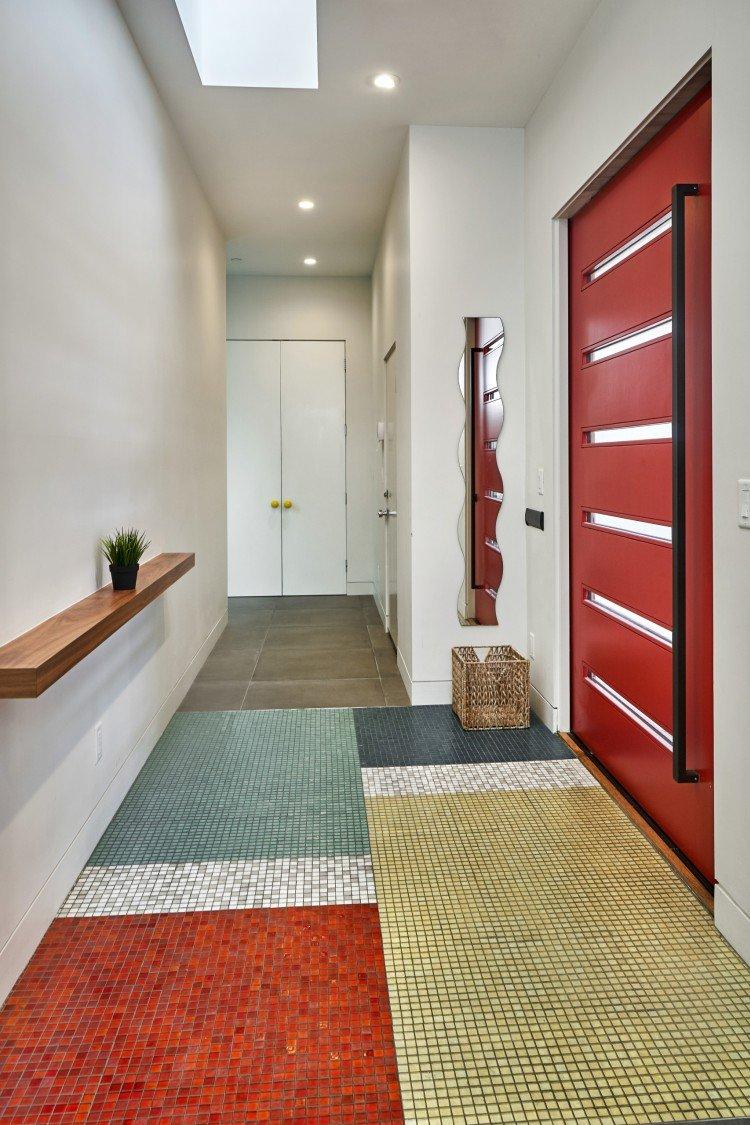 Красный цвет в интерьере прихожей и коридора - фото