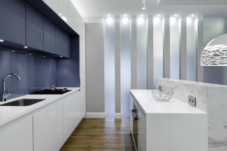 Прямая (линейная) кухня с островом