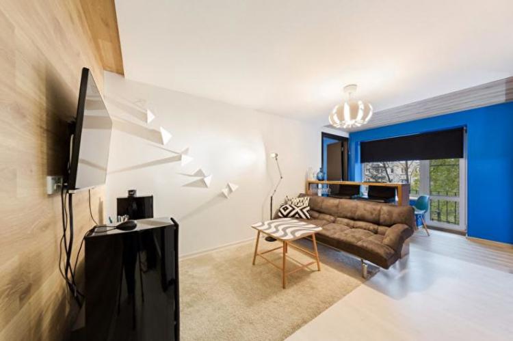 Ламинат на стене в гостиной - фото