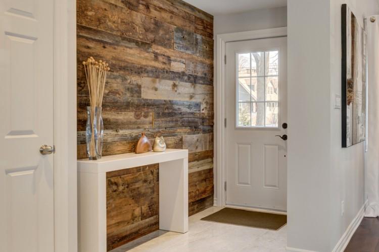 Ламинат на стене в прихожей - фото