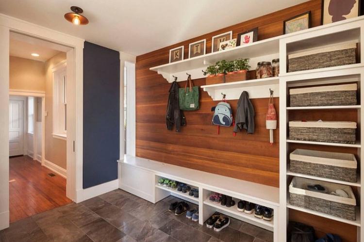 Ламинат на стене в прихожей - фото