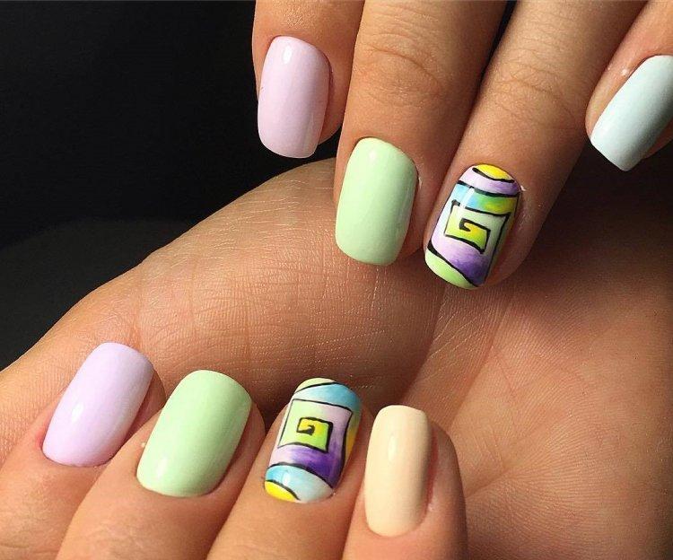 Светлый летний маникюр 2020