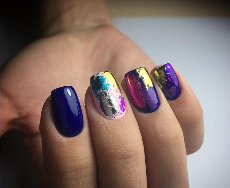 Темный маникюр на короткие ногти 2020