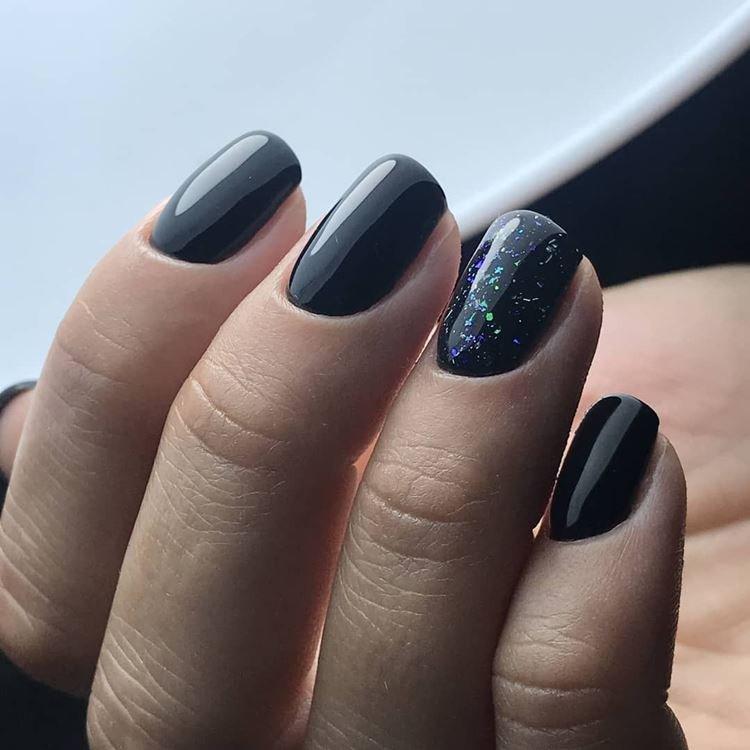 Темный маникюр на короткие ногти 2020