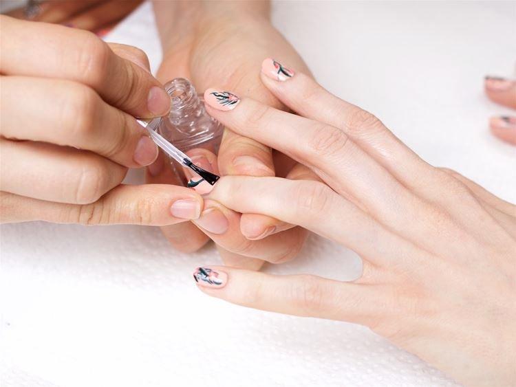 Светлый маникюр на короткие ногти 2020