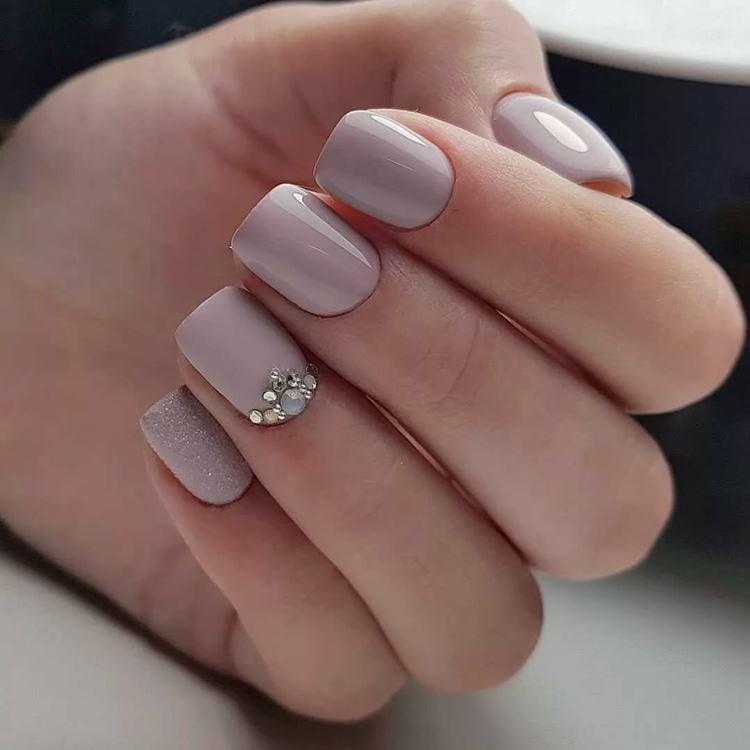 Светлый маникюр на короткие ногти 2020