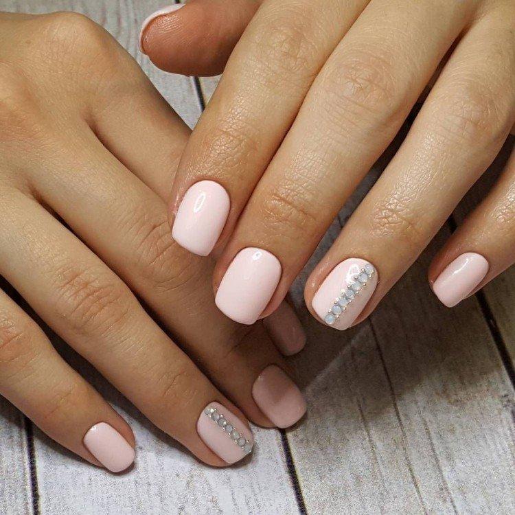 Светлый маникюр на короткие ногти 2021