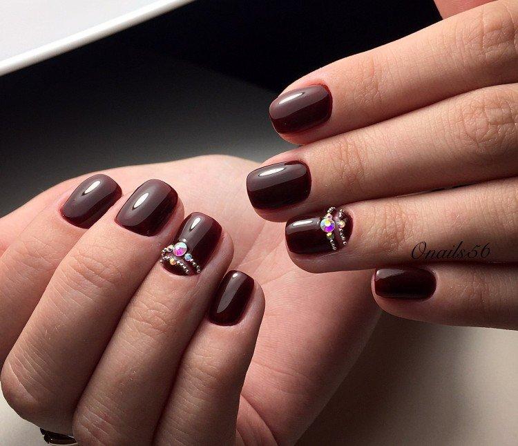 Темный маникюр на короткие ногти 2021