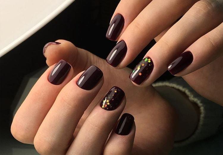 Темный маникюр на короткие ногти