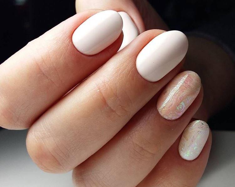 Светлый маникюр на короткие ногти
